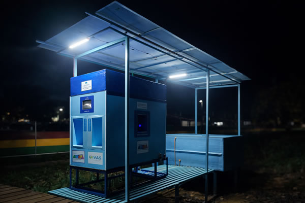 Estação de tratamento de água com cobertura de painéis solares, iluminada à noite